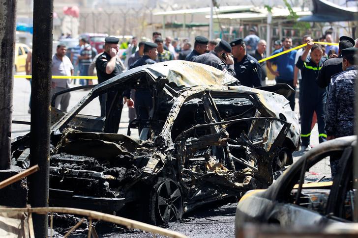 حطام سيارة في موقع هجوم بسيارة مفخخة بقرب مؤسسة حكومية في منطقة الكرخ في بغداد، العراق.  