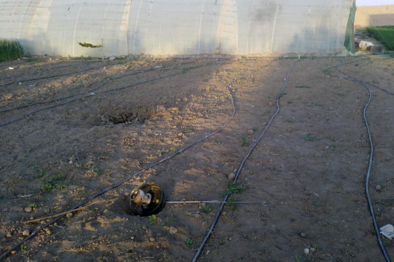 Parte do mecanismo de explosão de um foguete tipo cluster “ASTROS” situado no local reportado de sua queda, em Qahza, província de Saada, no dia 22 de fevereiro de 2017.  