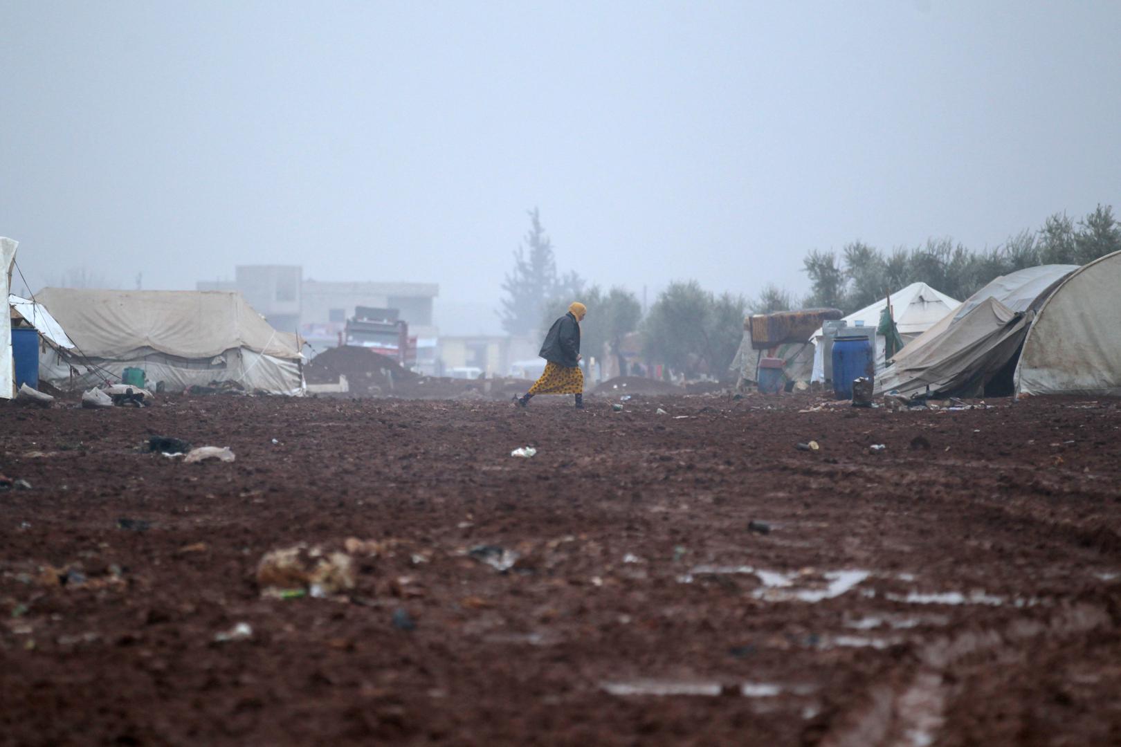 An internally displaced Syrian woman walks in the Bab Al-Salam refugee camp, near the Syrian-Turkish border, northern Aleppo province, Syria, December 26, 2016. 