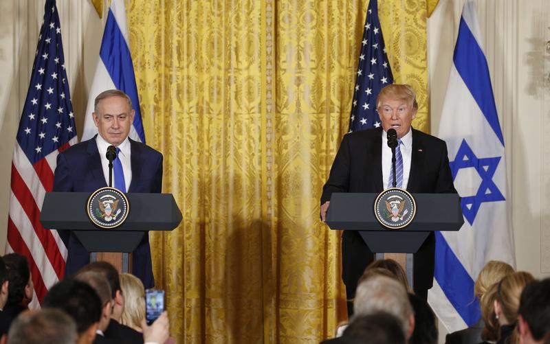 الرئيس الامريكي دونالد ترامب مع رئيس الوزراء الاسرائيلي بنيامين نتنياهو في مؤتمر صحفي مشترك في البيت الأبيض في واشنطن، 15 فبراير/شباط 2017.