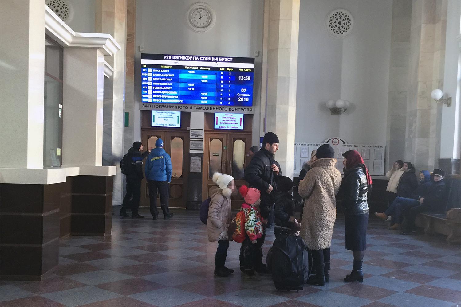 Osoby ubiegające się o azyl w sali dworca kolejowego w Brześciu po powrocie pociągiem o godzinie 13.46 z Terespola, gdzie ich prośby o otrzymanie azylu w Polsce zostały odrzucone. Brześć, Białoruś, 7 grudnia 2016.
