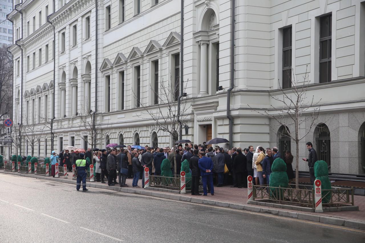 Люди ожидают решения Верховного Суда у здания суда в Москве, 7 апреля 2017 года.