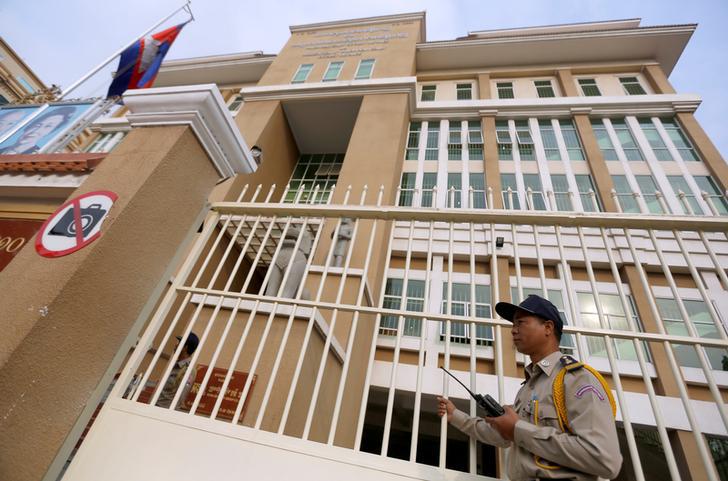 A police officer stands guard in front of the Phnom Penh Municipal Court during the trial of Chuop Somlap, who is accused of murdering the political commentator and prominent government critic Kem Ley, in Phnom Penh, Cambodia, March 1, 2017. REUTERS/Samra