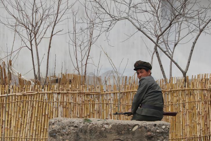 朝鲜士兵在新义州市鸭绿江边放哨，河对岸即是中国辽宁省丹东市，2017年4月15日。