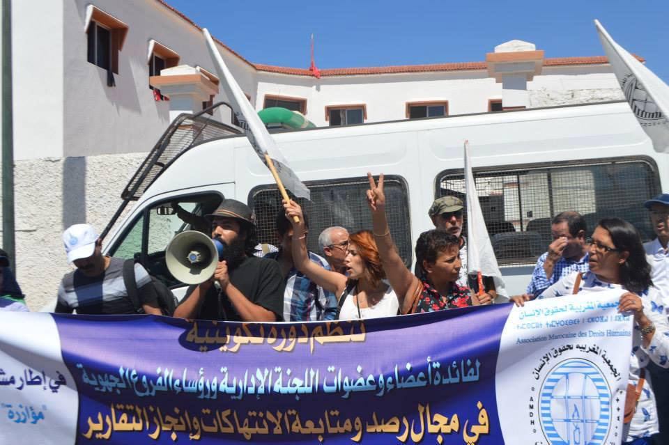 نشطاء من الجمعية المغربية لحقوق الإنسان يتظاهرون بعد أن منعتهم السلطات من إقامة تدريب مخطط له. الرباط-المغرب، ديسمبر/ كانون الأول 2014.