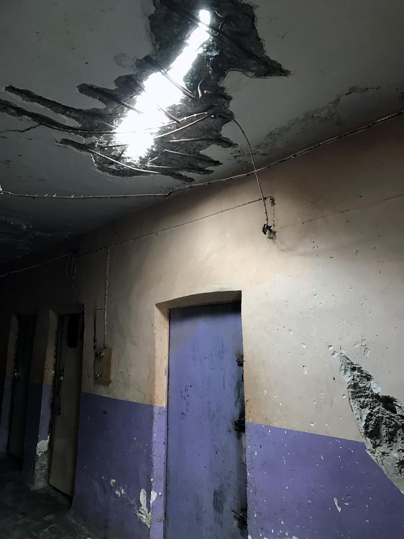 فجوة في سقف السجن الثاني ناجمة عن قذيفة ضربت المبنى حين كانت المنطقة تحت سيطرة داعش. قال الموظفون إن السجن الذي يحوي 270 معتقلا أساسه مختل ويمكن أن ينهار في أي لحظة. 