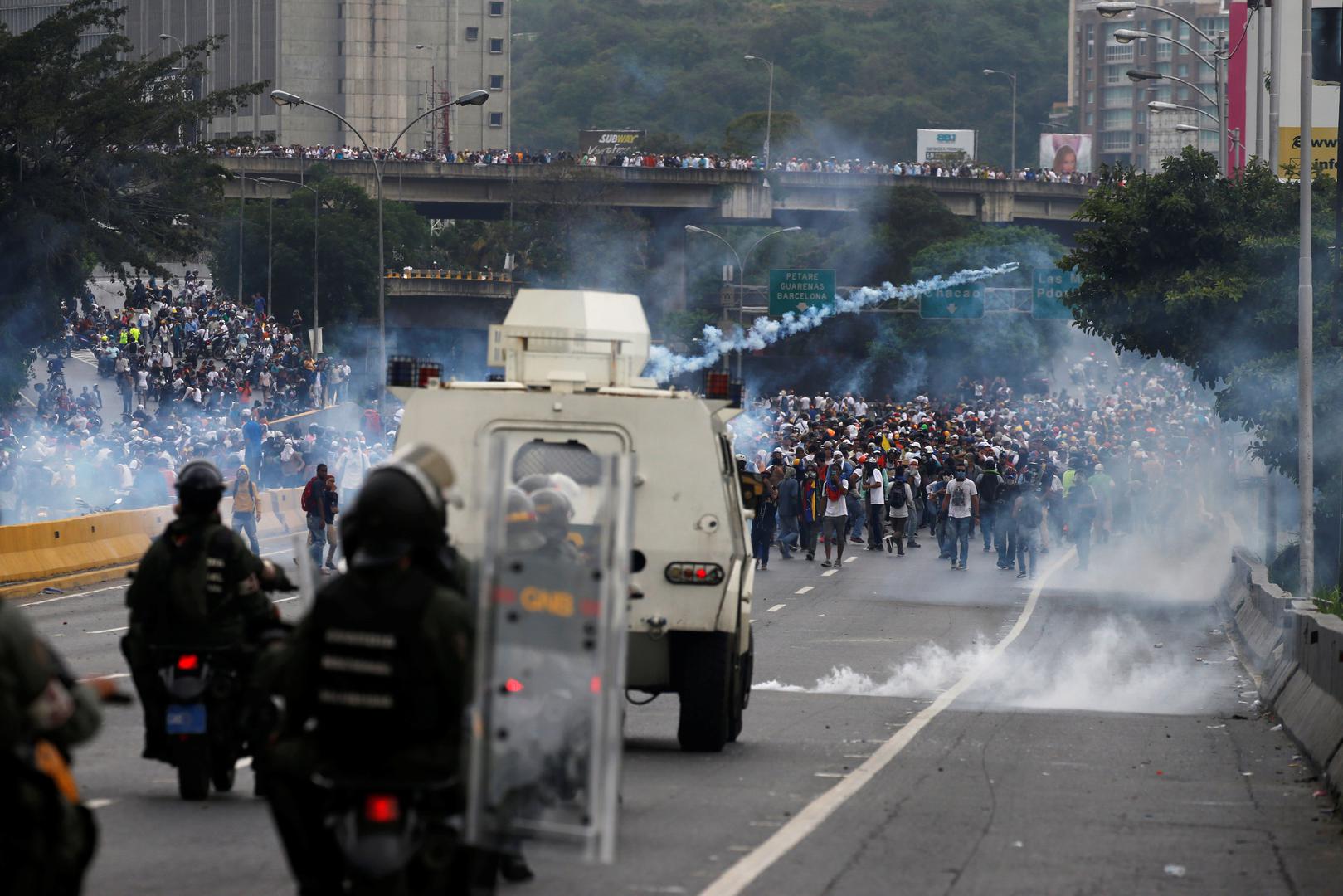 Policías disparan gases lacrimógenos hacia opositores durante incidentes en el marco de manifestaciones contra el presidente venezolano Nicolás Maduro en Caracas, 20 de abril de 2017. 