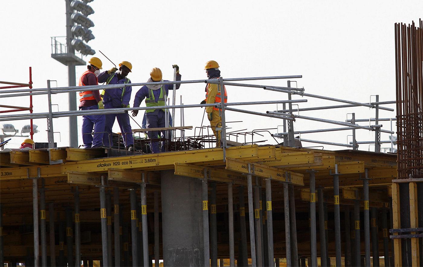 Des travailleurs migrants photographiés sur un chantier de construction du complexe « Aspire Zone » à Doha (Qatar), le 26 mars 2016.