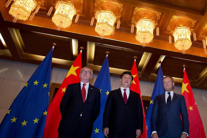 From left, European Commission President Jean-Claude Juncker, Chinese President Xi Jinping and European Council President Donald Tusk pose for photos before a meeting held at the Diaoyutai State Guesthouse in Beijing, China, on Tuesday, July 12, 2016