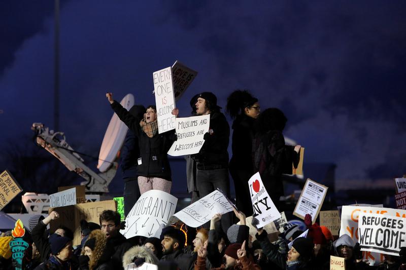 Manifestation à l'aéroport John F. Kennedy de New York, le 28 janvier 2017, contre le décret de l’administration Trump interdisant l’entrée aux Etats-Unis de ressortissants de plusieurs pays étrangers. 