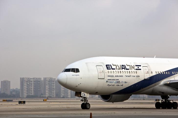 מטוס של חברת אל על נוסע על המסלול בנמל התעופה בן גוריון, ליד תל אביב, ב -14 ביולי 2015.