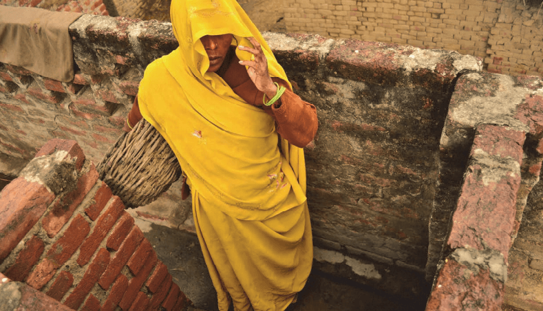 印度北方邦卡色拉村一名贱民阶级妇女正在清除乾式厕所的粪便，该邦未依法禁止“人工清粪”行业。