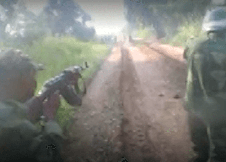 Capture d'écran d'une vidéo postée sur Internet le 17 février 2017 montrant des hommes en uniformes de l'armée congolaise tuant au moins 13 membres présumés d’une milice. 