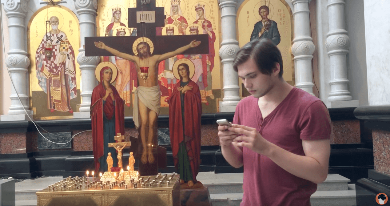 Кадр из шуточного ролика с Русланом Соколовским, играющим в Pokemon Go в православном храме в Екатеринбурге, 11 августа 2016 года.