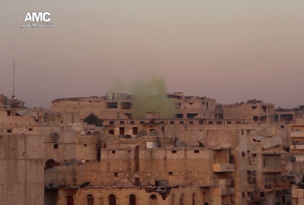 Image d’une vidéo montrant un nuage de fumée verte suite à une attaque chimique menée avec du chlore gazeux par les forces gouvernementales syriennes contre le quartier de Daheert Awwad d’Alep, en Syrie, le 22 novembre 2016.