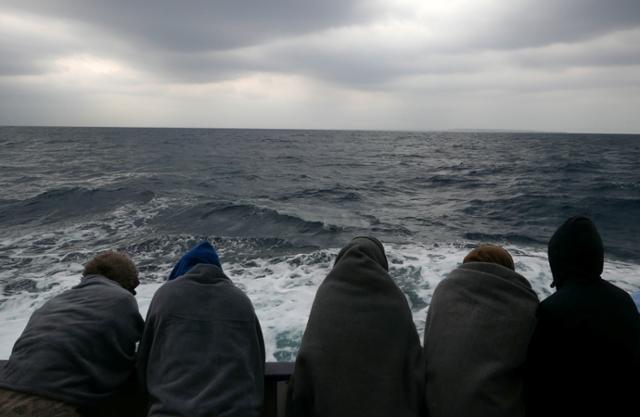Migranti a bordo di una barca dopo essere stati salvati da un gommone alla deriva nel Mediterraneo dalla NGO spagnola Proactiva Open Arms