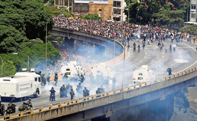 Manifestantes se enfrentan con las fuerzas de seguridad venezolanas durante la llamada "Madre de todas las marchas" contra el presidente Nicolás Maduro en Caracas, Venezuela, el 19 de abril de 2017.