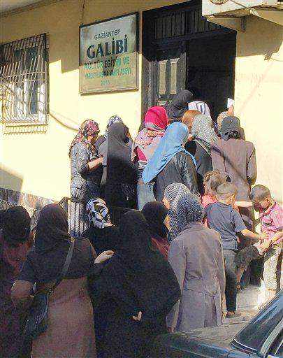 Syrian refugees queue for food aid in Gaziantep, Turkey on May 20, 2016. 