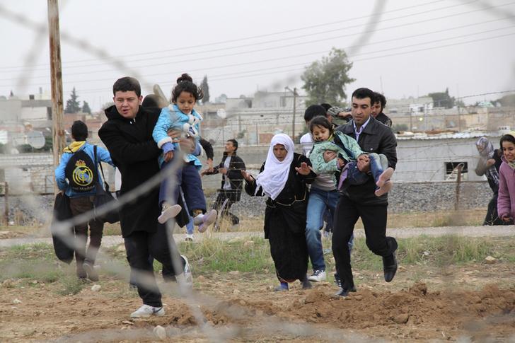 سوريون يركضون هاربين من بلدة رأس العين السورية إلى بلدة جيلان بينار التركية الحدودية في مقاطعة شانلي أورفا، 9 نوفمبر/تشرين الثاني 2012. © 2012 رويترز