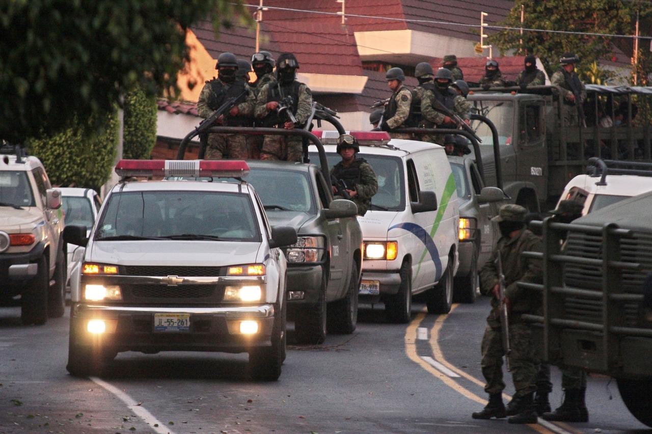 Un convoy militar custodia el vehículo del Servicio Forense que presuntamente transporta el cuerpo de Ignacio “Nacho” Coronel, en Guadalajara, el 30 de julio de 2010.