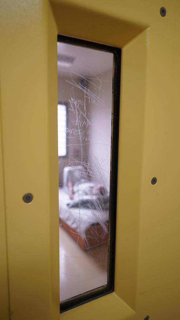 Un détenu du centre correctionnel de Lotus Glen (État de Queensland) en Australie, allongé sur son lit dans une cellule d'isolement. Certains détenus atteints de troubles psychosociaux ou cognitifs peuvent passer des semaines, voire des mois, dans des con