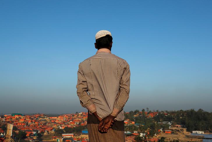 Seorang pengungsi Rohingya melihat pemandangan dari sebuah bukit di kamp pengungsi Palong Khali dekat Cox's Bazar, Bangladesh pada 9 Januari 2018. 