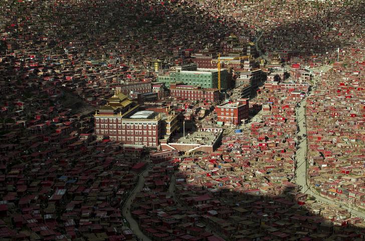 A view shows the settlements of Larung Gar Buddhist Academy in Sertar County of Garze Tibetan Autonomous Prefecture, Sichuan province, China, July 23, 2015. The academy, founded in the 1980s among the mountains of the remote prefecture, is one of the larg