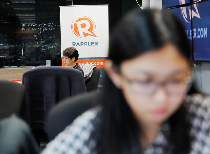 Para jurnalis bekerja di kantor Rappler di Metro Manila, Filipina, 15 Januari 2018. 