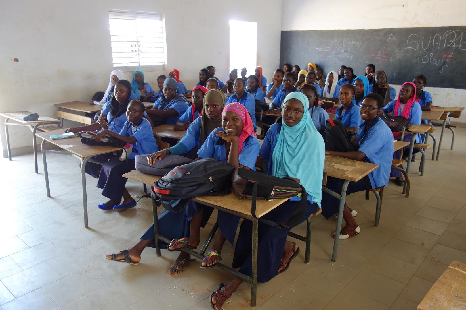 Des lycéennes assises dans la salle de classe d’une école, dans le sud du Sénégal. 