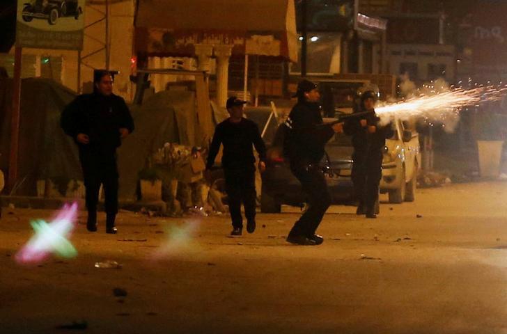 رجال الشرطة يطلقون الغاز المسيل للدموع لتفريق احتجاج خلال المظاهرات ضد ارتفاع الأسعار وزيادة الضرائب، تونس، 10 يناير / كانون الثاني 2018