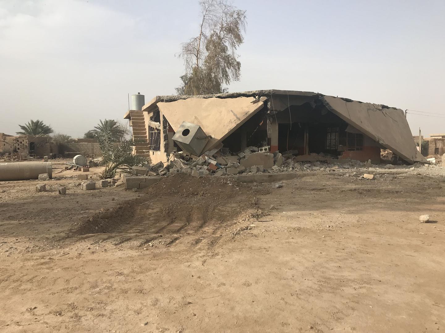 Ruinas de la sede las fuerzas PMF de los Jamiles, destruidas por una motoconformadora el 9 de enero.