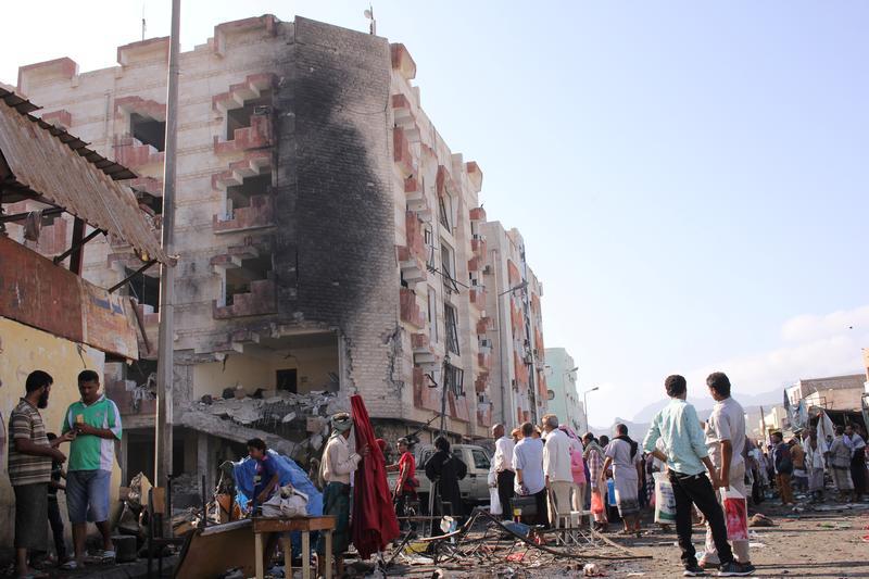 أشخاص يتجمعون في موقع انفجار سيارة قرب وزارة المالية في مدينة عدن الساحلية الجنوبية، اليمن، 29 نوفمبر/تشرين الثاني 2017.