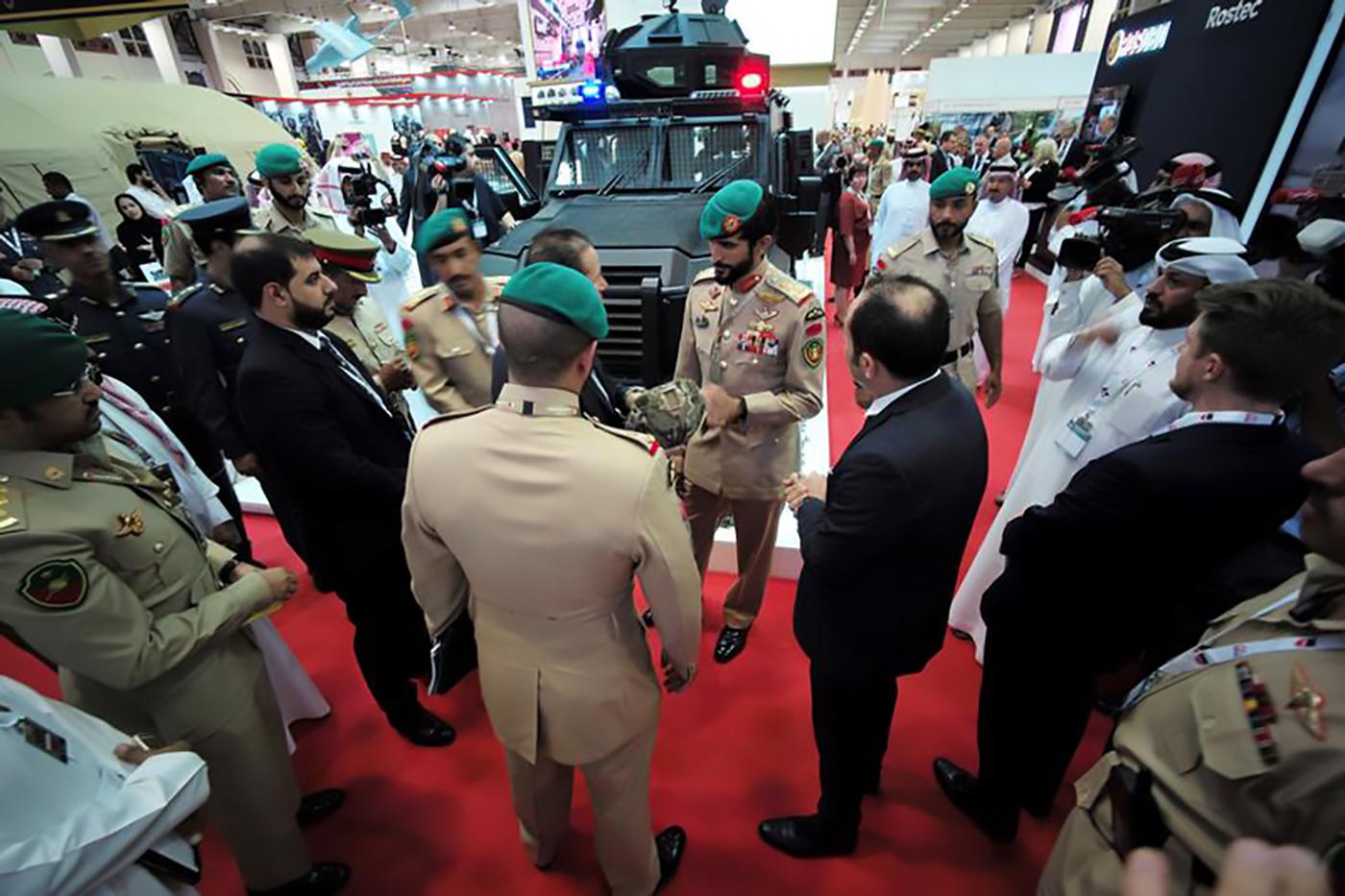 Kepala Protokoler dan perwakilan Raja Bahrain, Brigadir Sheikh Nasser bin Hamad al Khalifa (posisi di tengah) menginspeksi helm antipeluru militer dalam acara pembukaan Pameran dan Konferensi Pertahanan Internasional Bahrain di Bahrain Exhibition Center, 