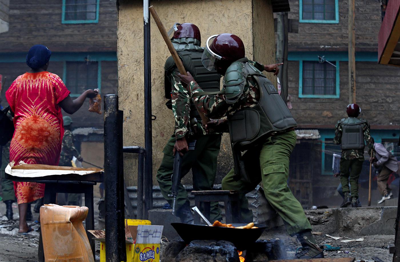 Residents flee as anti-riot policemen pursue opposition protestors in Mathare, Nairobi, on August 12.