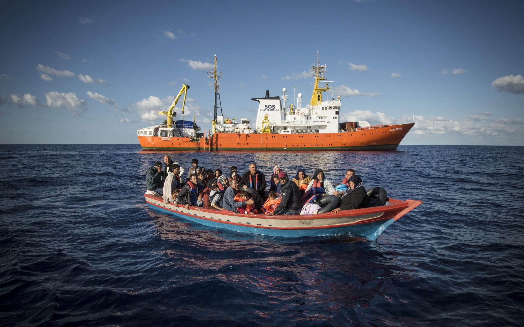 Una barca di legno con 29 persone a bordo, perlopiù siriane, poco prima del salvataggio e trasbordo sull’Aquarius. 10 ottobre 2017.