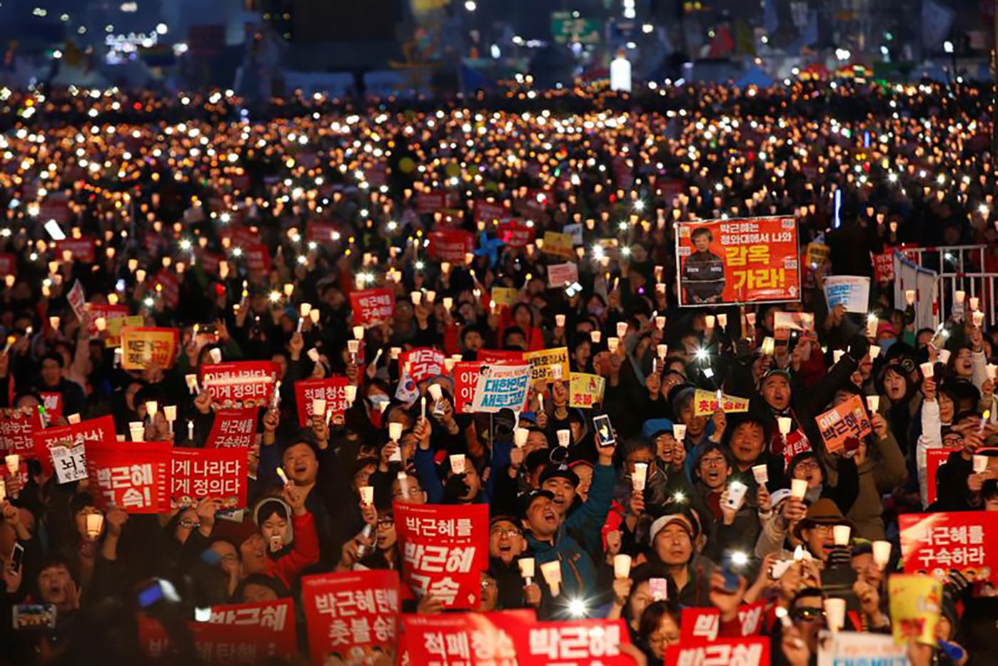 Protesters hold candles as they celebrate the impeachment of South Korea's ousted leader Park Geun-hye at a rally in Seoul, South Korea, March 11, 2017. REUTERS/Kim Kyung-Hoon