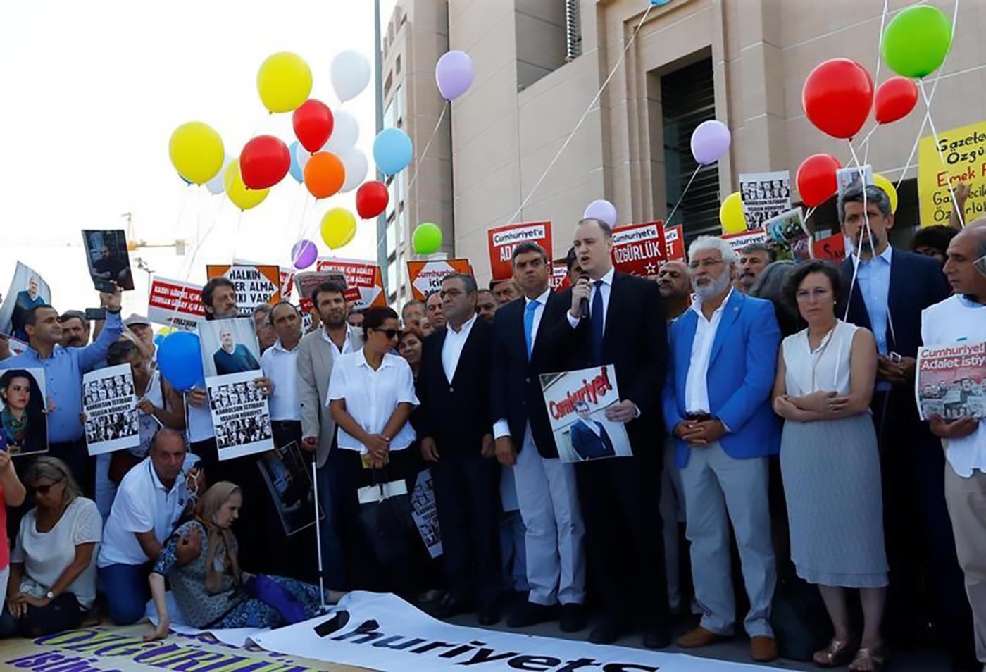 Une manifestation devant un tribunal d’Istanbul, en Turquie, en solidarité avec le personnel du quotidien d’opposition Cumhuriyet, poursuivi pour son soutien présumé à des organisations terroristes.