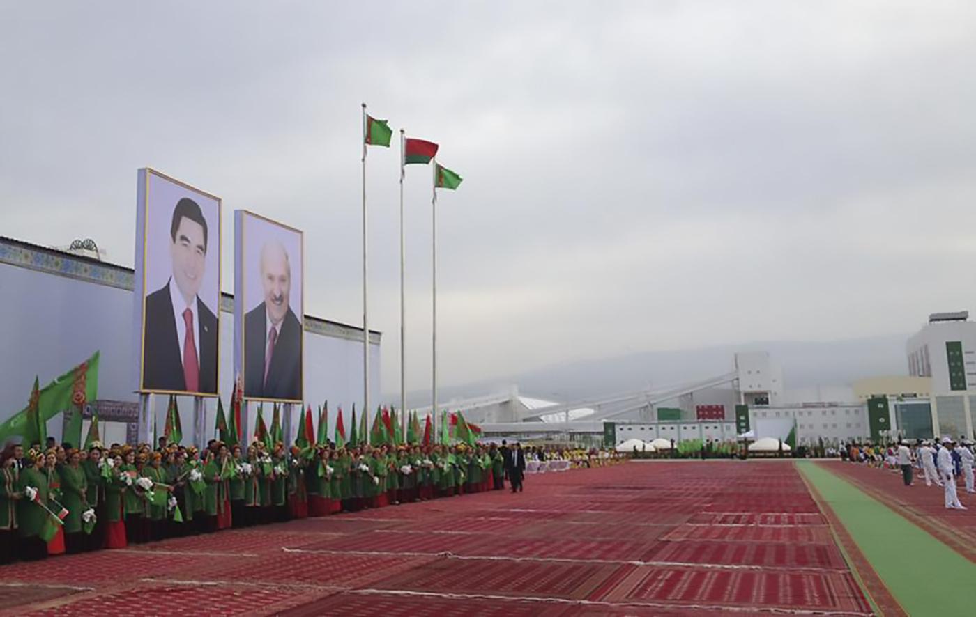Церемония пуска построенного Беларусью горно-обогатительного комплекса по производству калийных удобрений в Гарлыке, Туркменистан, 31 марта 2017 г. 