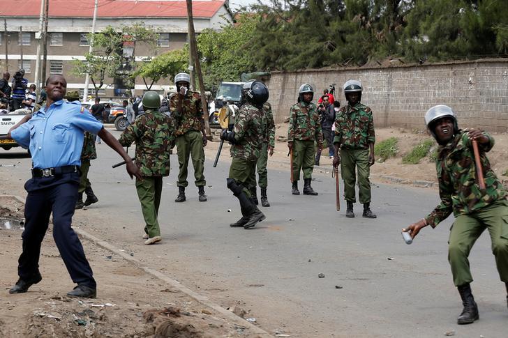 Maafisa wa polisi, kwenye barabara ya Likoni, wakijaribu kuwatawanya wafwasi wa kiongozi wa upinzani nchini Kenya Raila Odinga wa muungano wa National Super Alliance (NASA). Walikuwa wakiwazuia wafwasi hao kufika eneo la kati la Jiji la Nairobi, Kenya, Ta