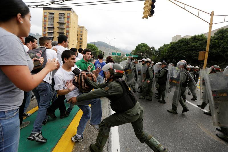 Opposition supporters clash with Venezuela's National Guards during a protest against Venezuelan President Nicolas Maduro's government outside the Supreme Court of Justice in Caracas, Venezuela, March 31, 2017. © 2017 Reuters