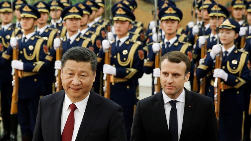 法国总统马克龙访华，在中国国家主席习近平陪同下校阅解放军仪仗队，中国北京，2018年1月9日。