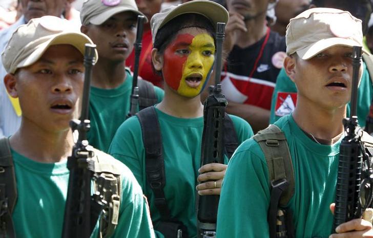 Para pemberontak bernyanyi dalam peringatan ulangtahun New People's Army di Provinsi Surigao del Sur, Filipina Selatan, Desember 2010. 