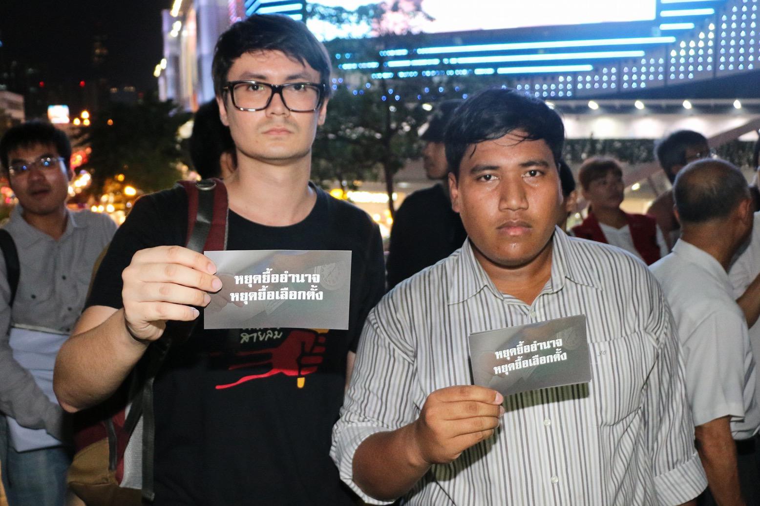 Aktivis pro-demokrasi menghadapi dakwaan penghasutan dan pertemuan ilegal karena turut serta dalam demonstrasi damai menentang pemerintahan militer di Thailand.