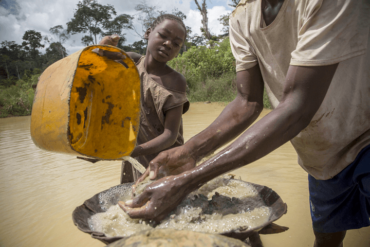 A girl works in an artisanal diamond mine in Sosso Nakombo, Central African Republic, near the border with Cameroon, in August 2015