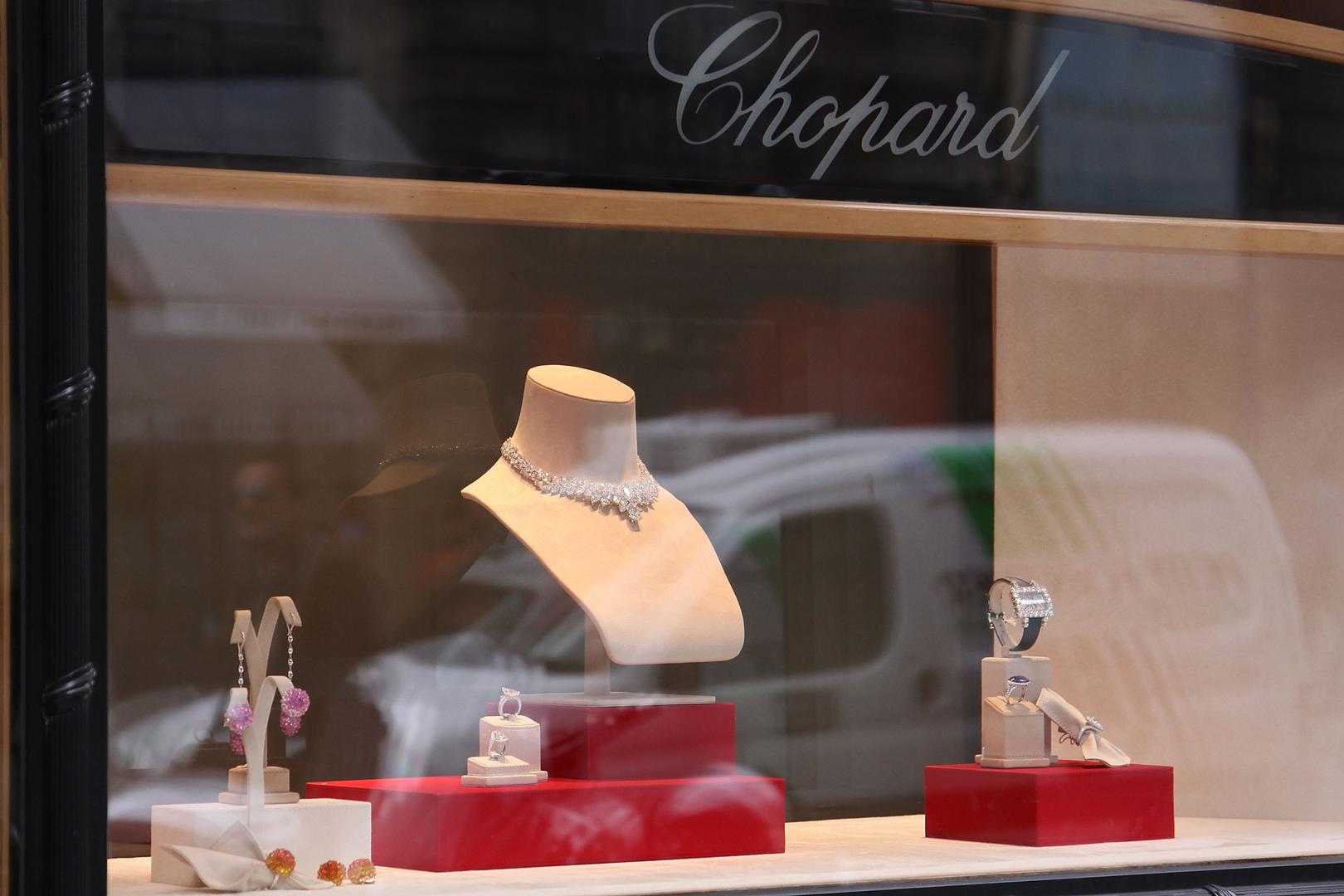 Une vitrine de la bijouterie Chopard sur la Place Vendôme à Paris, photographiée en juillet 2011.