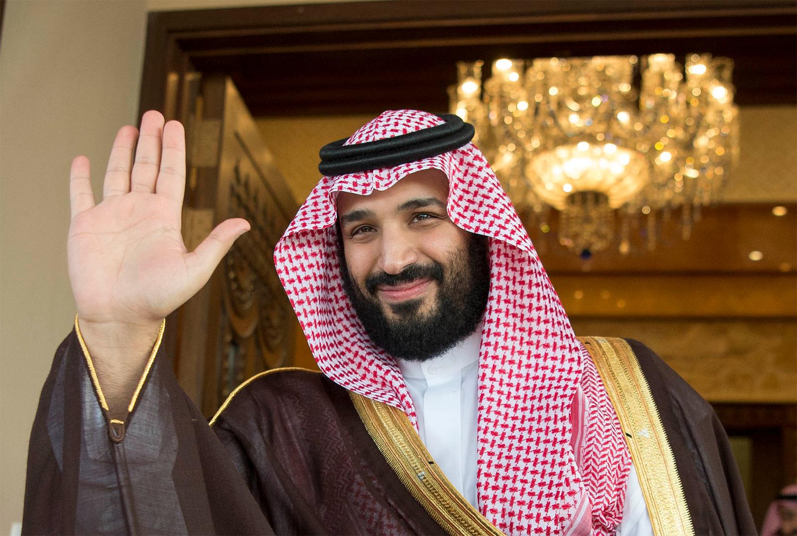 صورة لولي العهد السعودي محمد بن سلمان وهو يلوح بيده.