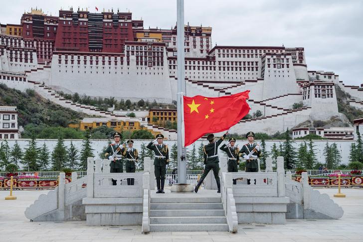 拉萨布达拉宫举行升国旗仪式，庆祝中国共产党建党96周年，中国西藏自治区，2017年7月1日。