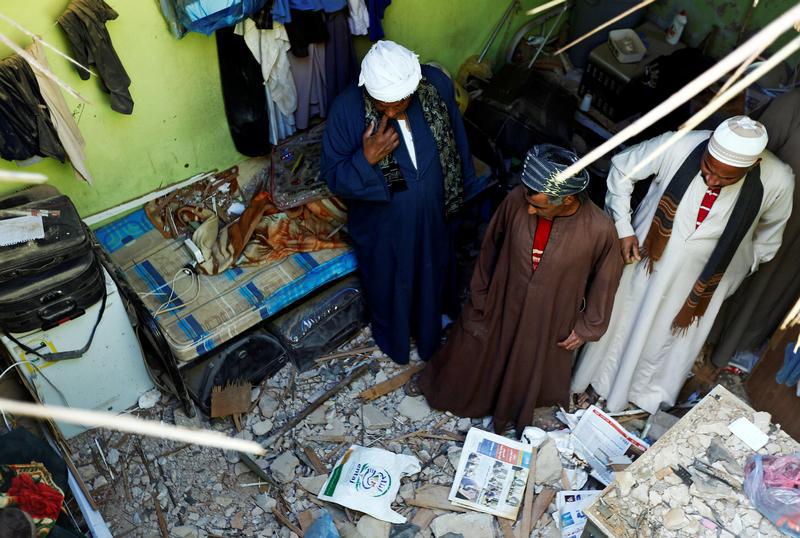 أشخاص يتفقدون الأضرار التي خلفتها شظايا، ناتجة عن صواريخ بالستية أطلقها الحوثيون في اليمن، سقطت على منزل في الرياض، السعودية، 26 مارس/آذار 2018. © 2018 رويترز