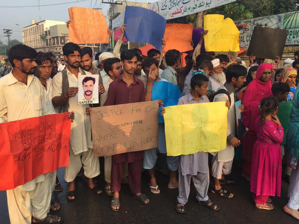 عائلات عمال محتجزين باكستانيين مهاجرين تحتج على  عدم تقديم الحكومة الباكستانية الحماية الكافية للمواطنين الباكستانيين في السعودية، خارج نادي الصحافة في لاهور عام 2016. © 2016 مشروع الغدالة الباكستاني