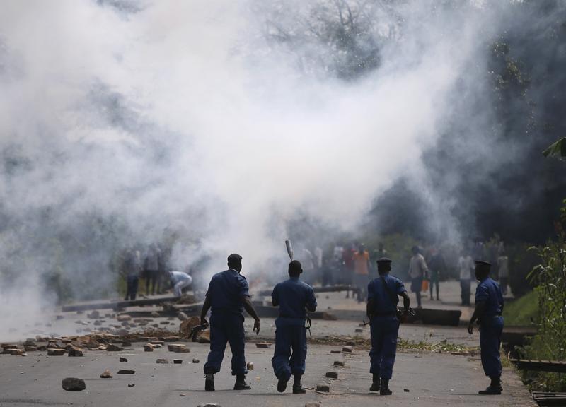 Des policiers face à des manifestants protestant contre la candidature du président burundais, Pierre Nkurunziza, à un troisième mandat, en mai 2015 à Bujumbura.